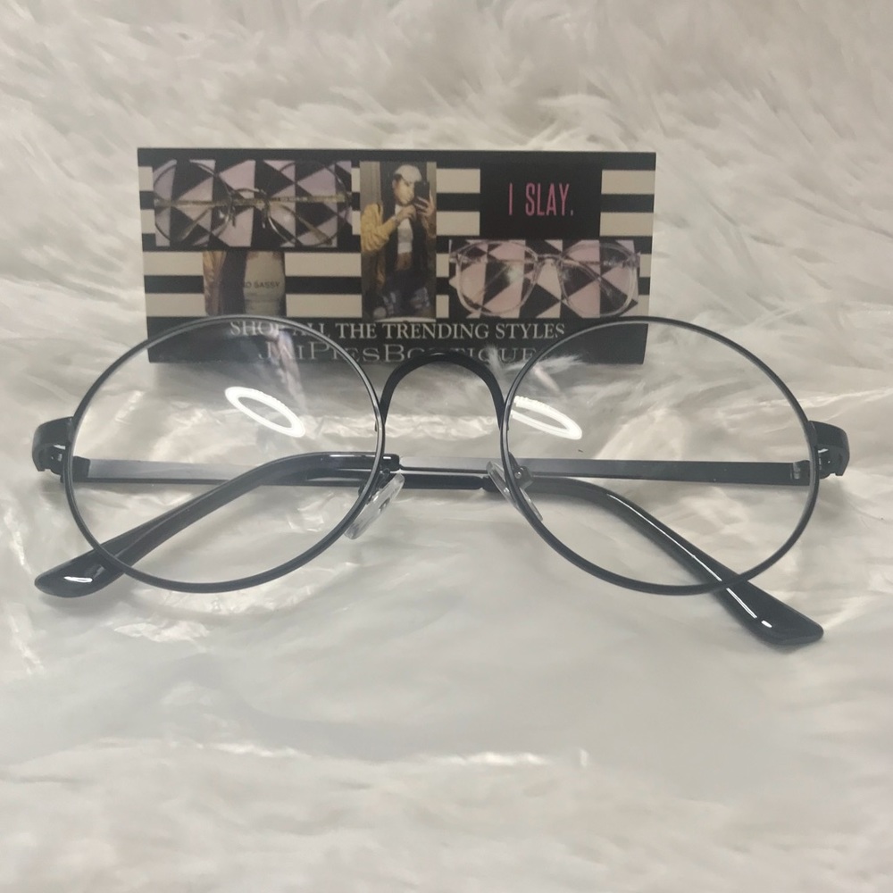 Black round glasses